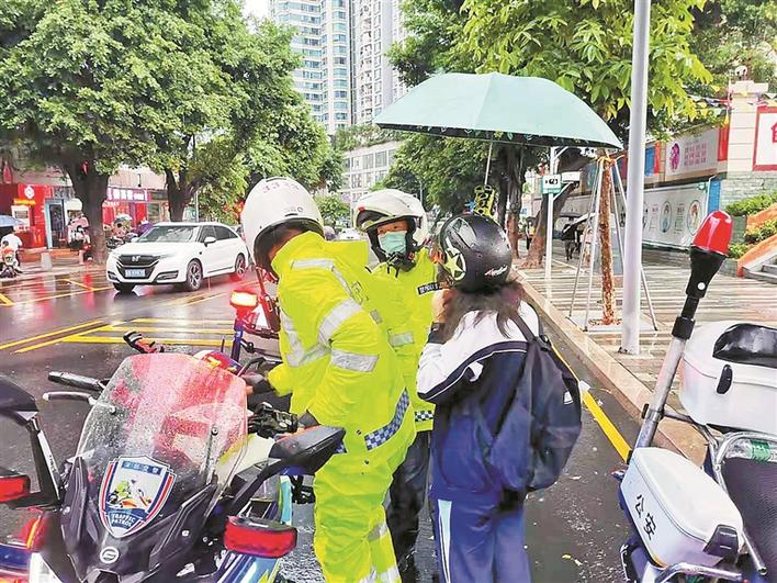 交警平均8分钟完成1宗师生求助  