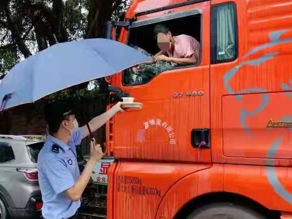货车司机来深送货意外滞留封闭管理区：感谢深圳警察让我临时安了家