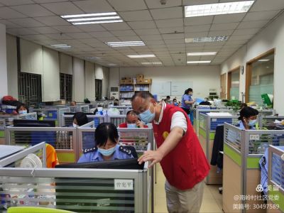 争分夺秒！24小时核查2.3万条信息 深圳南岭村社区工作人员使命必达
