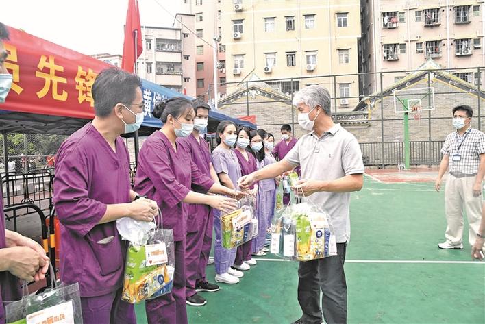 新桥商会派发抗疫“暖心包”慰问抗疫一线人员  