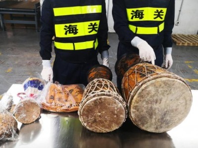 民族鼓中再现毒品，深圳邮局海关在过境快件中查获919克可卡因