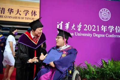 曾求“一间陋宿供母子济身”的残疾学生魏祥已从清华毕业，将回兰州读博