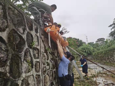 河道管理员从两米多高处摔下，南山警民合力救援