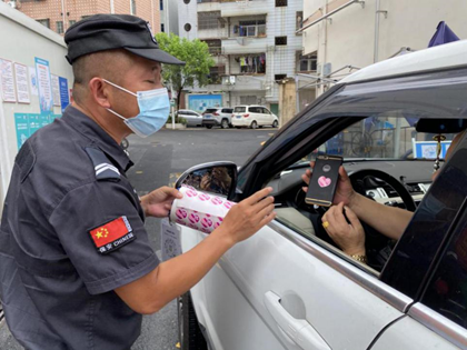 我为群众办实事｜坑梓街道推出防疫通行“爱心贴”  