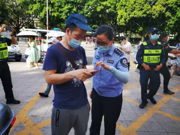 网格员化身“防疫卫士”，公明全力以赴筑牢全民防疫堡垒