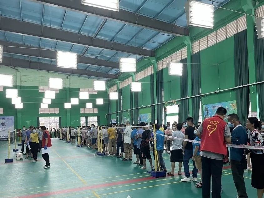 闻令而动！东莞市、镇党员干部冲锋石排核酸检测一线