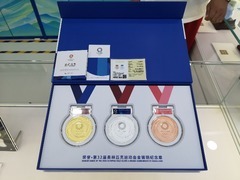 《夺冠》和《荣誉》两款东京奥运会特许商品亮相北京 