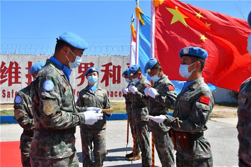中国第19批赴黎维和部队指挥长杜嘉为受阅官兵颁发勋章（丁文栋摄）.jpg?x-oss-process=style/w10