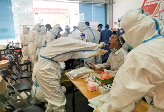 石岩街道加班加点开展核酸检测