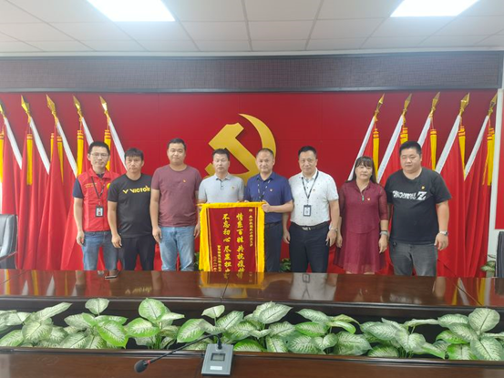 凝聚党群力量！吉华三联社区为他们送去特殊的“七一”礼物  