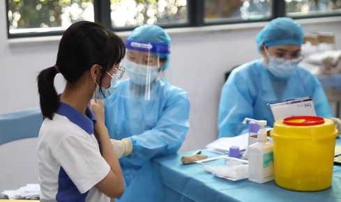 现场直击！深圳首批高中阶段学生开始接种新冠疫苗