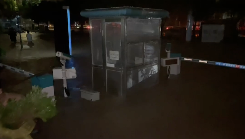 酒店房间被订满！郑州暴雨阻挡上班族回家脚步
