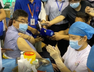 台湾学者邱毅在厦门接种疫苗：我是中国人，回老家打