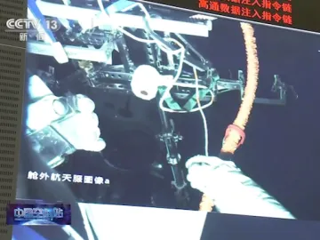 刘伯明、汤洪波协同完成空间站舱外全景相机抬升操作