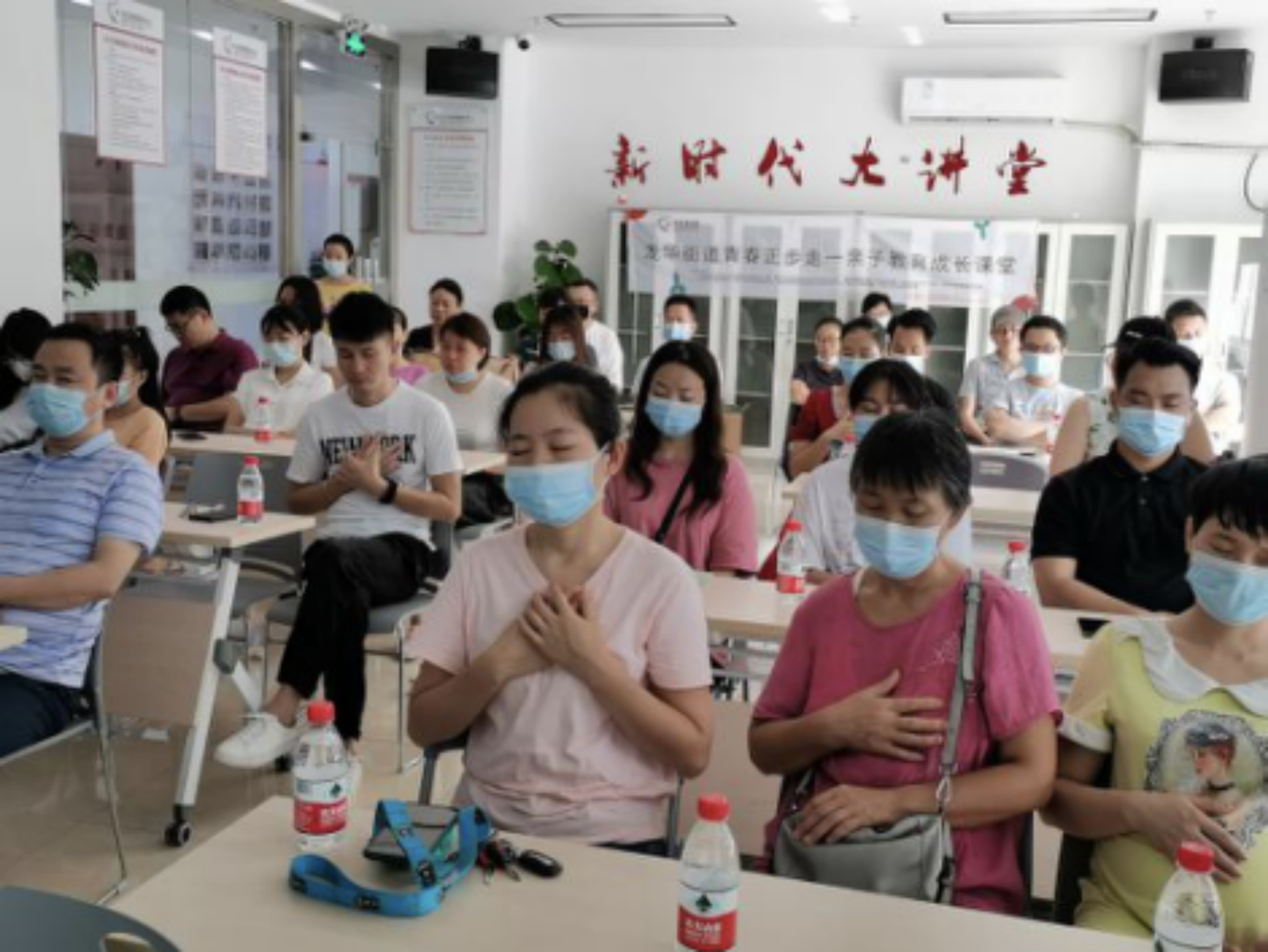 “关爱明天 普法先行”亲子教育系列成长课堂在龙华举办