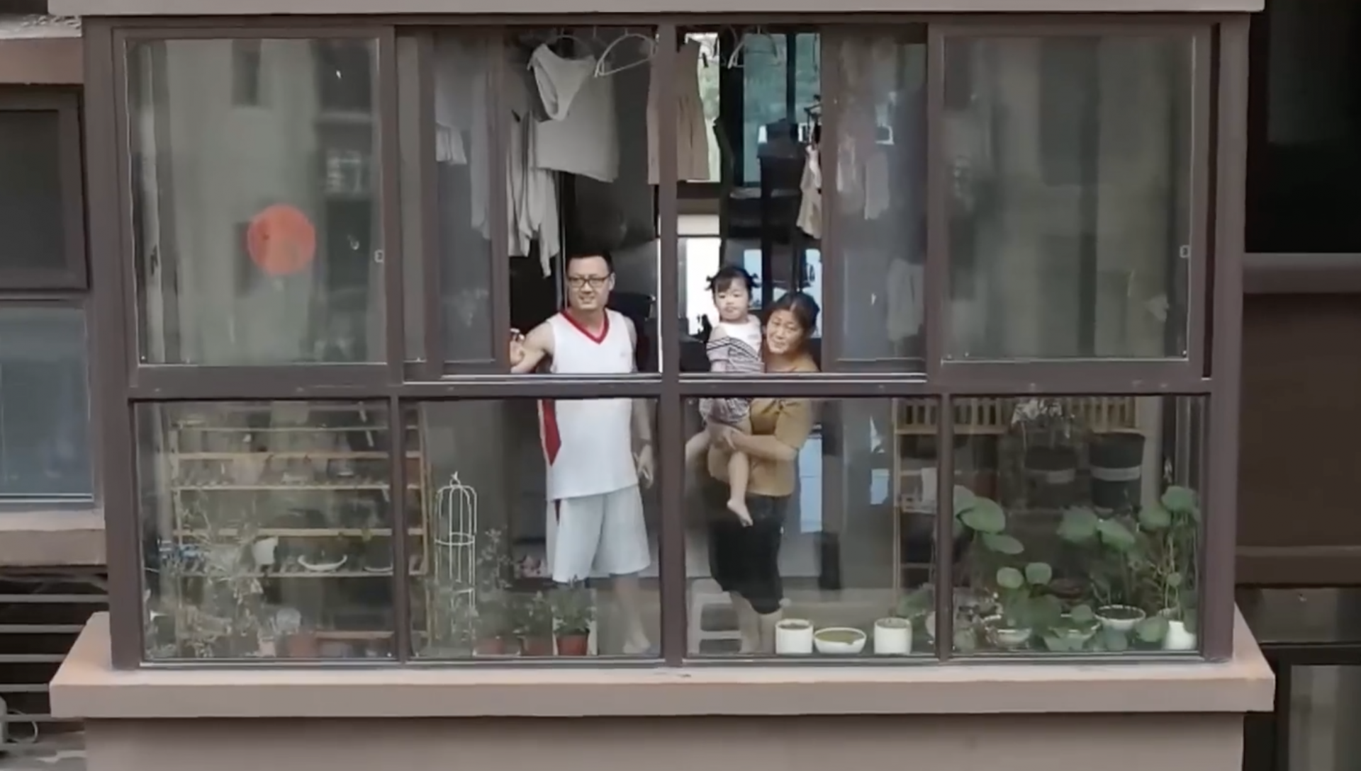 南京无人机喊话为封控小区居民加油
