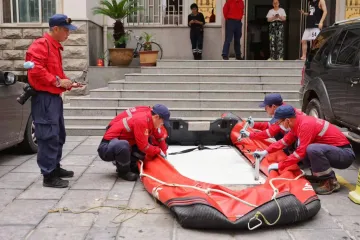 万众“豫”心 圳在救援 | 深圳公益救援队支援河南新乡，还有更多救援力量即将抵达