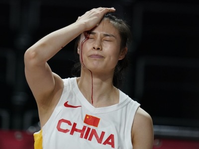 小组出线！中国女篮战胜强敌澳大利亚，姑娘们血染赛场还在拼