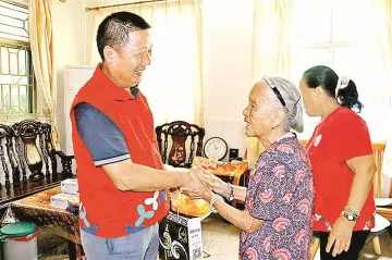 用真情服务群众 凤凰街道塘尾社区党委书记麦金辉获评市优秀党务工作者