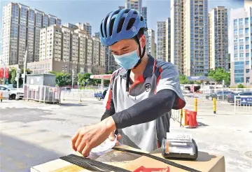 快递小哥：街头奔走 认真收件揽件