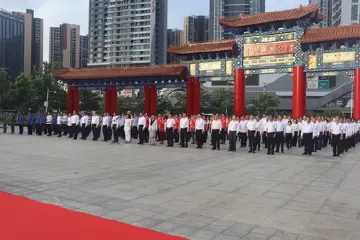 重温入党誓词，牢记初心使命，公明街道举行“七一”升国旗、敬党旗活动