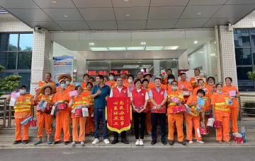 “我为群众办实事”——光明社区搭建平台为环卫工人献爱心  