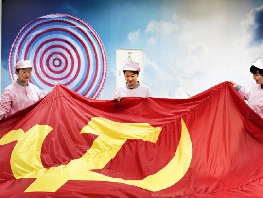 庆祝大会悬挂在直升机上的巨幅党旗、标语为航天标准制造