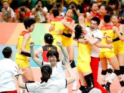 中国女排出征东京，无缘奥运的林莉，笑着为队友送行
