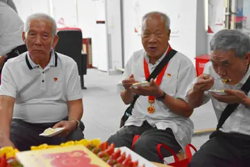 公明街道关爱老龄党委开展“光荣在党50年”纪念章颁发仪式暨政治生日会