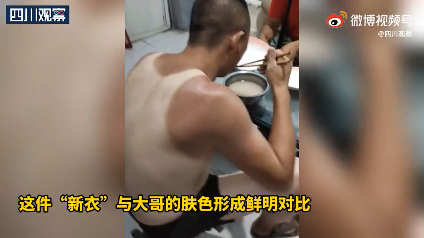生活不易！卖货大哥烈日下被晒出真皮背心
