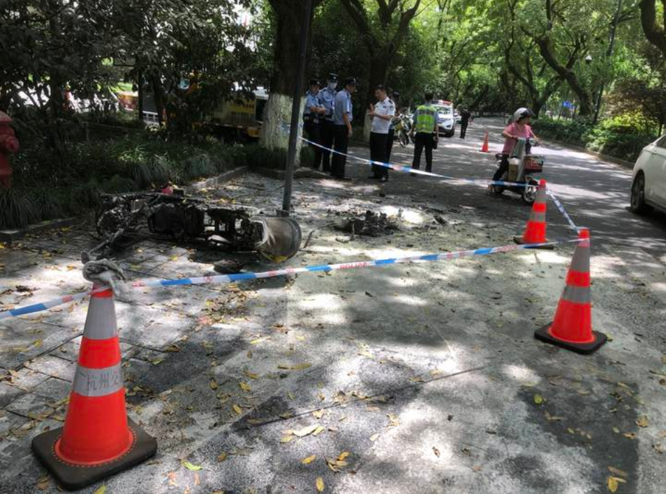 一声巨响！电动自行车骑行中瞬间爆出大火球！一夜间，“浙”里爱心凝聚……