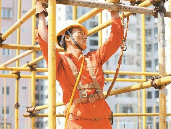 高温下的建设者 记者盛夏走进民生重点工程建设现场
