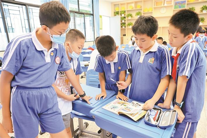 小学生暑期托管第一天，记者带你走进福田的试点学校  