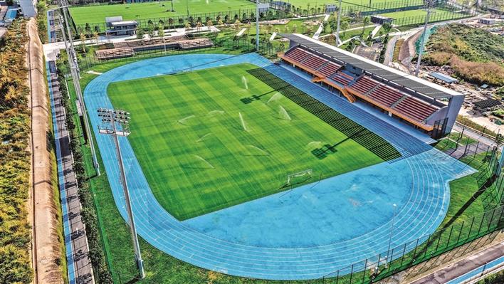 光明区视察足球训练基地建设情况，推动完善足球产业链  