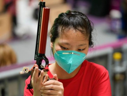 中国“00后”再获奥运奖牌！姜冉馨女子10米气手枪摘铜