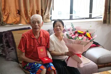 致敬！公明社区为老党员颁授“光荣在党50年”纪念章