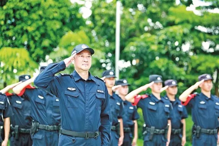 军装换警服！谭善爱一身藏蓝警服赋予守护人民新使命