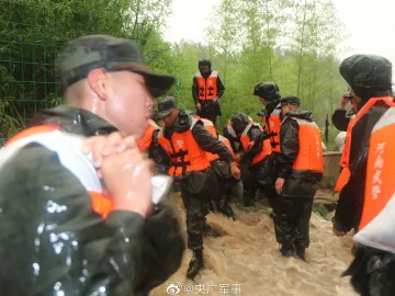 750余名武警官兵奔赴抗洪现场