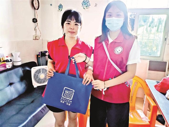 为14名志愿者送去慰问和感谢 塘头社区关爱疫情防控一线义工 