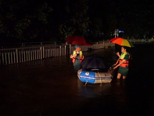 郑州遭遇有记录以来史上最强降雨，洪灾已造成市区12人死亡