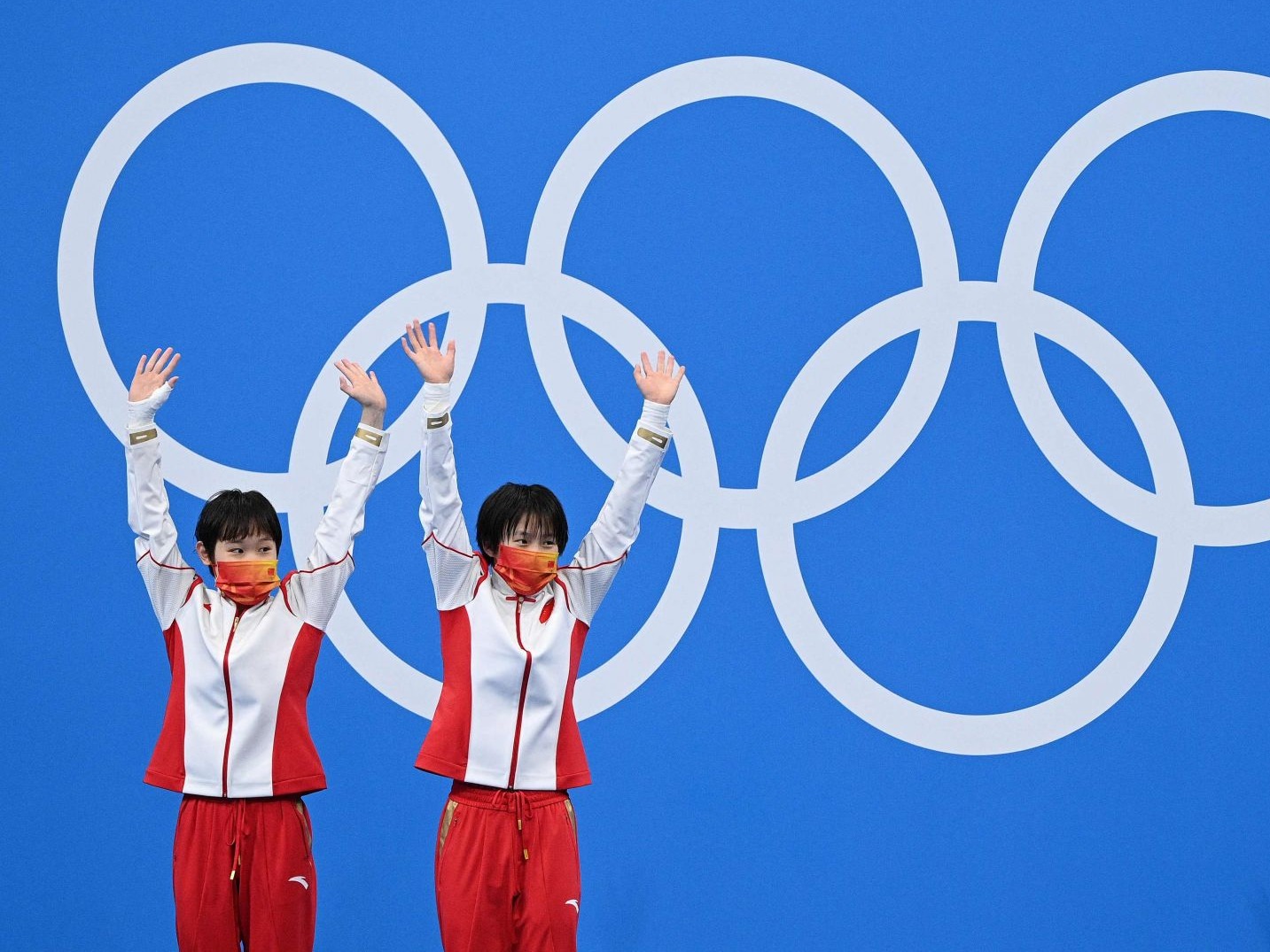 兑现五年前的承诺，陈芋汐站上冠军领奖台