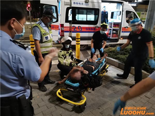 醉酒男子卧躺路边 罗湖交警伸出援手及时救助