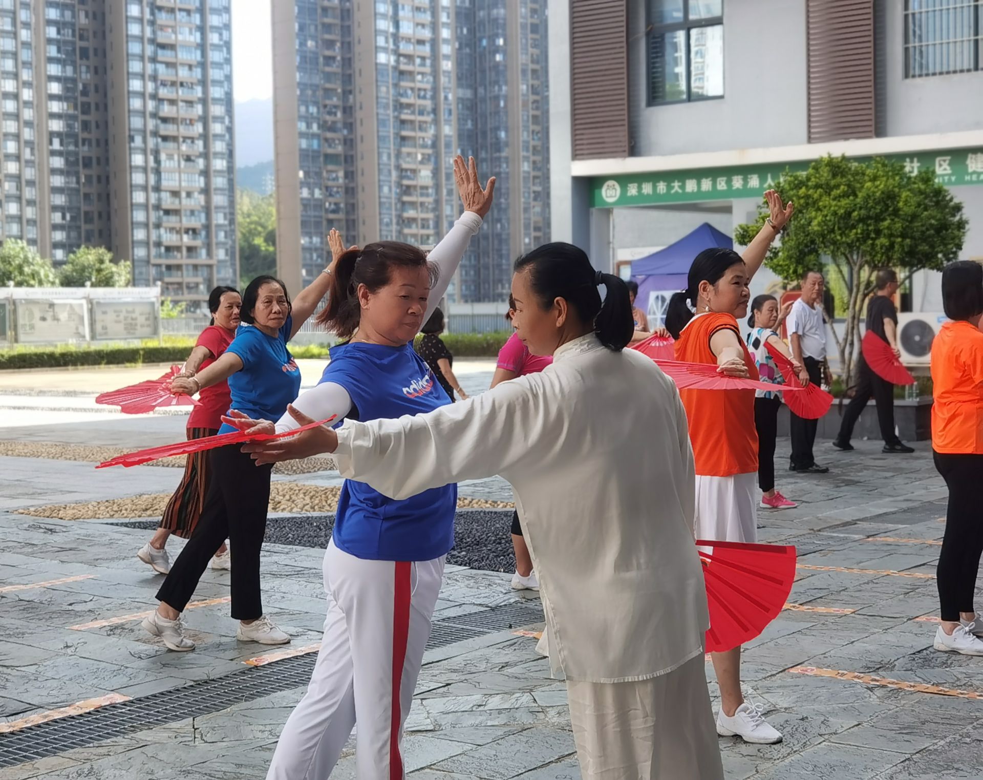 公益课堂开课啦！坝光社区长者学习太极功夫扇