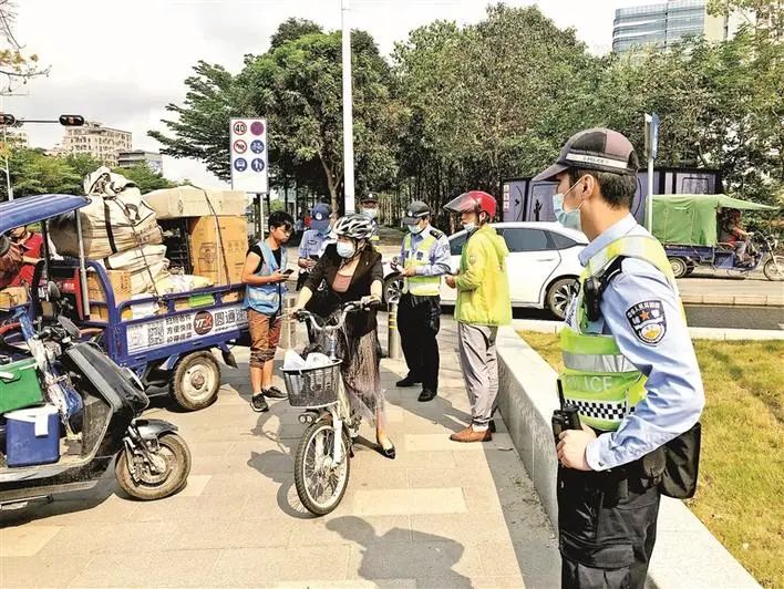 骑电动车不戴头盔会怎样？会罚钱！  