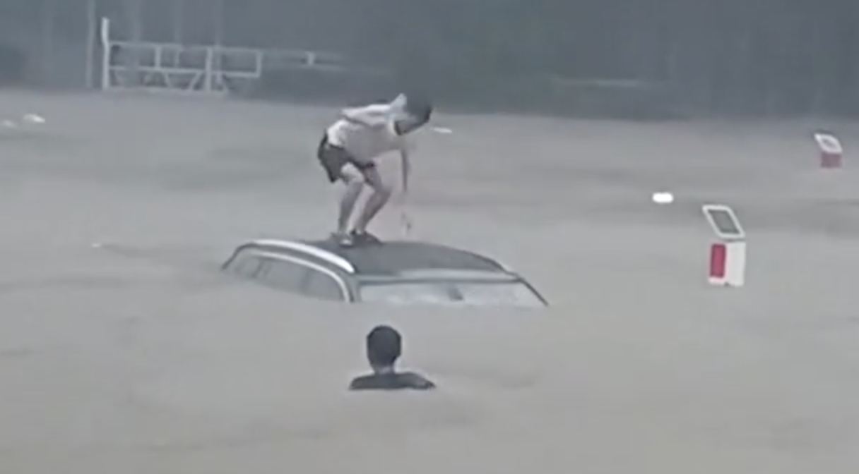 郑州市民菜刀劈车救出3人