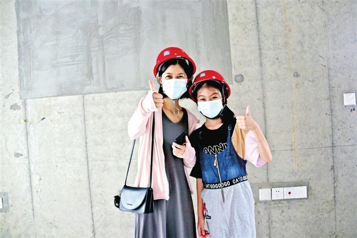宝安首个棚改项目回迁居民组团“逛”新居
