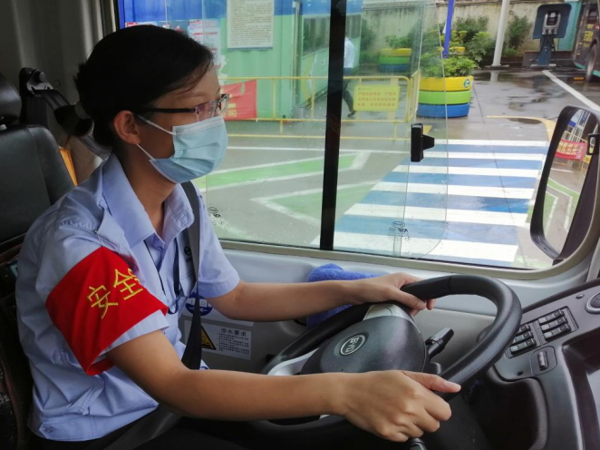 清一色女司机撑起深圳东部公交唯一一条巾帼文明示范线路