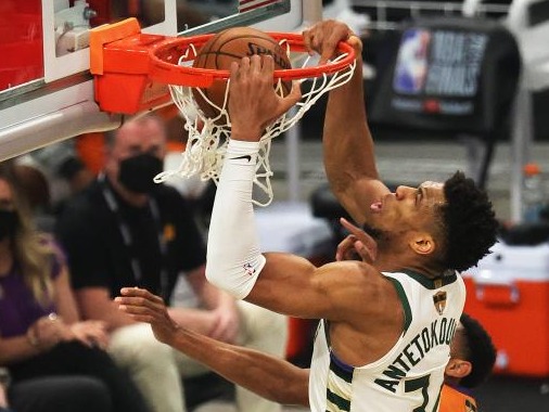 布克空砍42分！雄鹿逆转太阳，NBA总决赛2-2战平