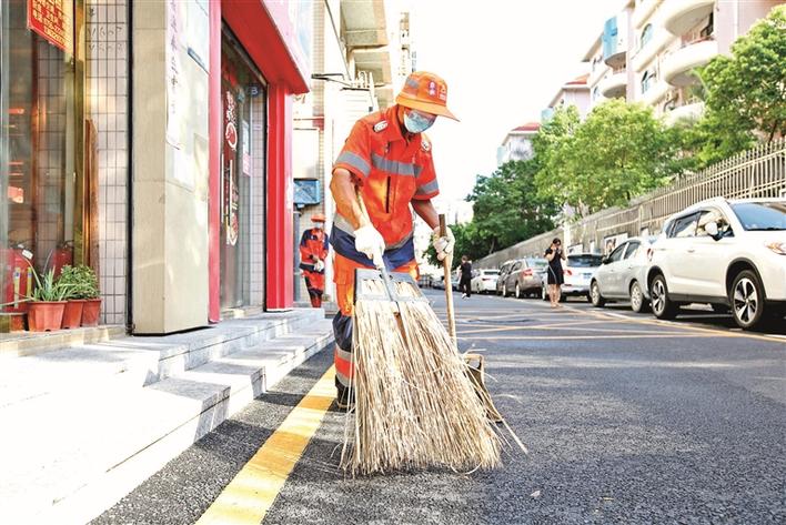 环卫工人：高温下坚守 扮靓这座城市