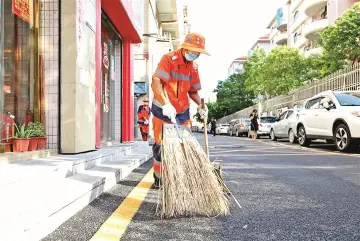 环卫工人：高温下坚守 扮靓这座城市
